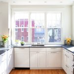 Muebles blancos en la cocina.
