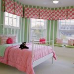 Textil rosa en una habitación verde