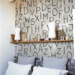 Letras grandes en la pared