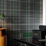 El papel tapiz en una jaula negra y verde es ideal para su oficina