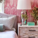 Papel tapiz rosa en el dormitorio
