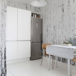 Paredes de la cocina bajo el árbol blanqueado
