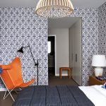 Sillón naranja en el dormitorio