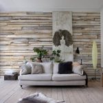 Pared decorativa con papel pintado debajo de un árbol