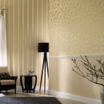 Muebles negros sobre un fondo de paredes doradas
