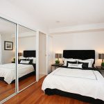 Mueble espejo en el dormitorio