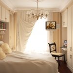 Lámpara y estantería sobre la cama