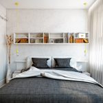 Estantes con libros en la pared