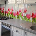 Tulipanes en la pared