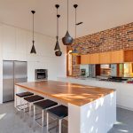 Lámparas colgantes sobre la mesa