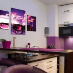Pared lila y muebles blancos
