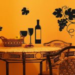 Vino y uvas sobre la mesa