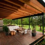 Muebles blancos en la terraza abierta.