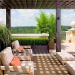 Muebles ligeros en la terraza abierta.