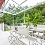Veranda abierta roja y blanca