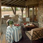 Veranda de piedra y madera.