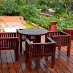 Mesa y sillas de madera.