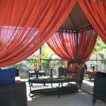 Gazebo rojo y negro interior