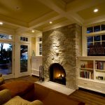 Cofre de libros junto a la chimenea