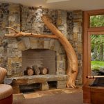 La madera como elemento de decoración para una chimenea.
