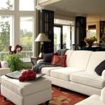 Muebles blancos en la sala de estar