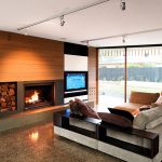 TV y chimenea frente al sofá
