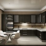Muebles oscuros y una mesa blanca con sillas en la cocina.