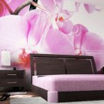 Orquídeas en el mural de la habitación.