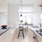 Cocina con interior blanco.