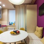 Interior de cocina beige y morado