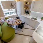 Sofá verde en la cocina blanca