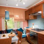 Cocina beige y azul
