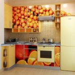 Naranjas en muebles de cocina