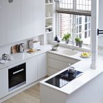 Cocina con muebles blancos