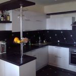 Interior de cocina blanco y negro