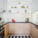 La combinación de muebles blancos y madera en la cocina.