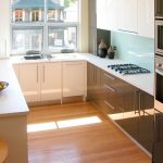 Muebles de cocina marrón y blanco