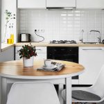 Cocina con interior blanco.