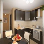 Paredes beige y muebles marrones en la cocina.