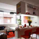 Cocina blanca con decoración brillante.