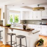 Cocina con muebles blancos