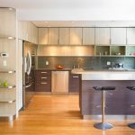 Una interesante combinación de colores en el interior de la cocina.