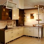Muebles de cocina blanco y marrón