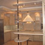 Muebles brillantes en la cocina