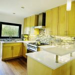 Cocina con muebles amarillos.
