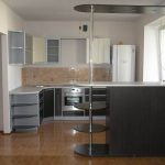 Interior de cocina blanco y gris