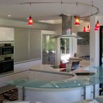 Lámparas rojas en una cocina blanca