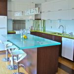 TV en la cocina sobre la mesa