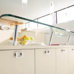 Soporte blanco con tapa de vidrio