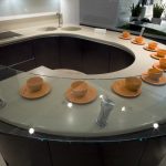 Tazas de naranja sobre una mesa blanca